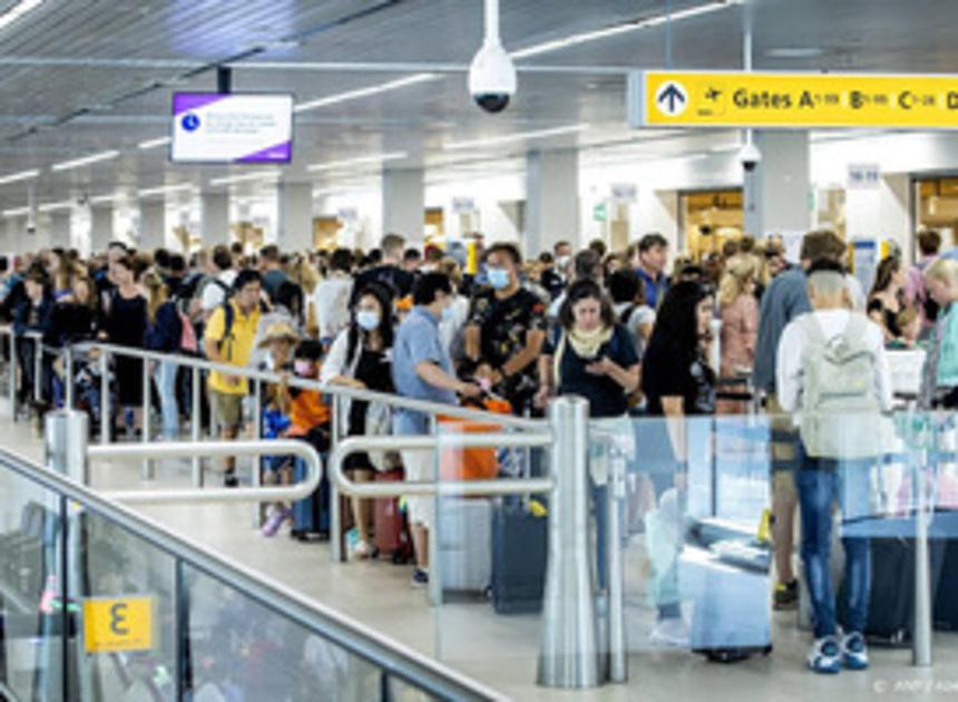 Zondag was een drukke dag op Schiphol, wachtende reizigers kregen water 