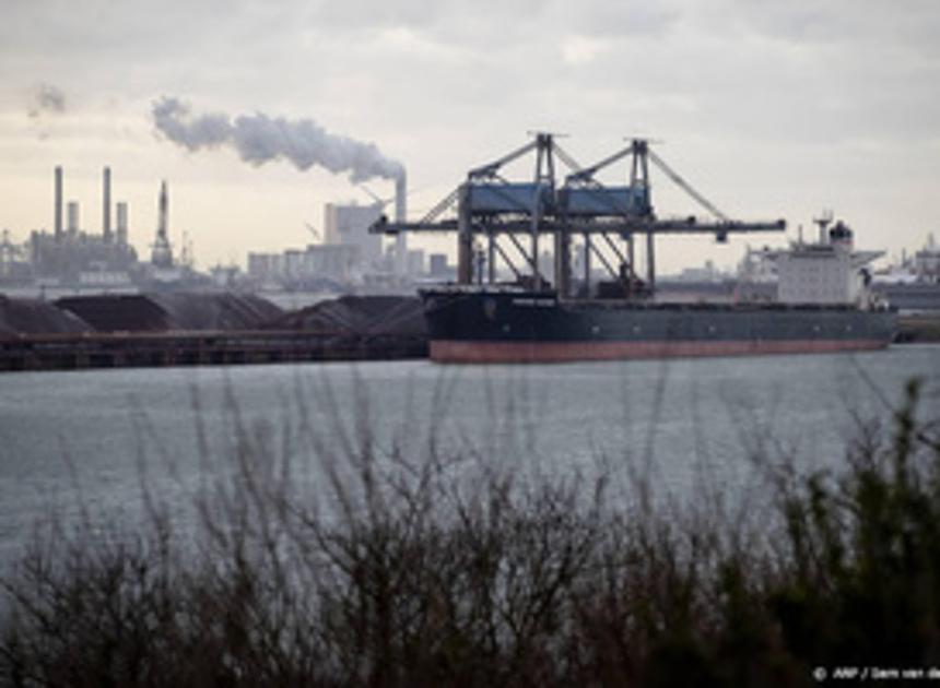 Havenbedrijf Rotterdam checkt of alle schepen goed vastliggen