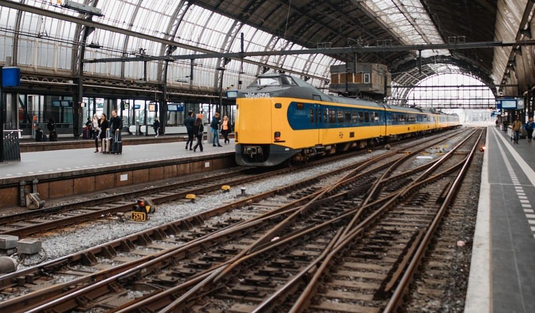 Rover roept reizigers op om overvolle treinen te melden