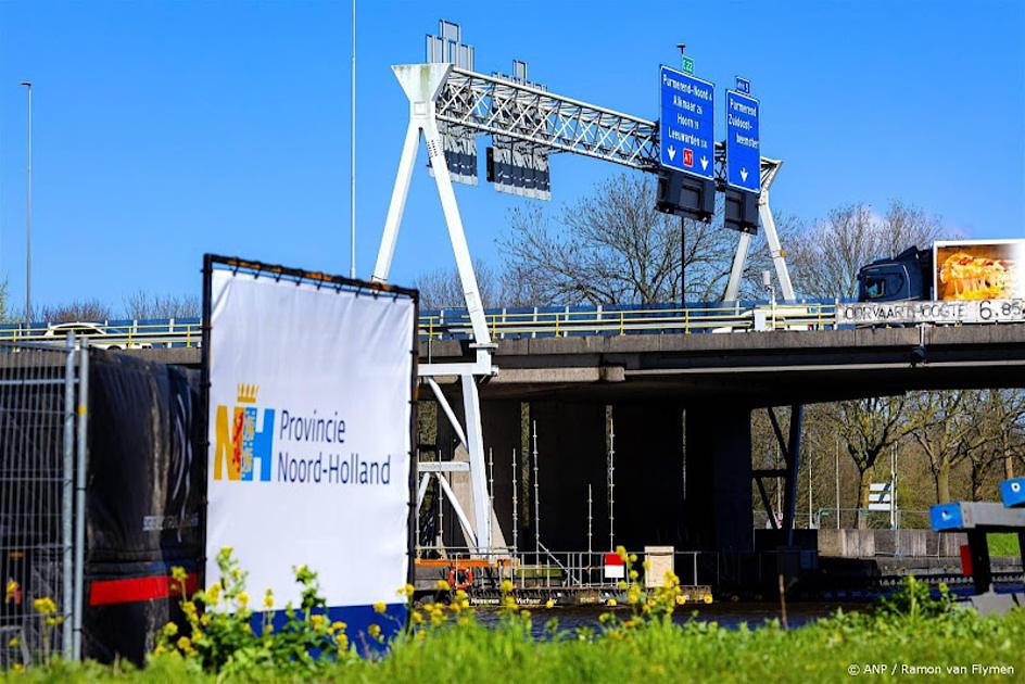 Te veel te zware vrachtwagens over brug A7 bij Purmerend