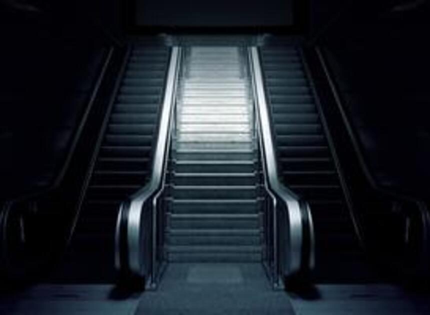Roltrappen station Amsterdam-Zuid maken plaats voor vaste trappen