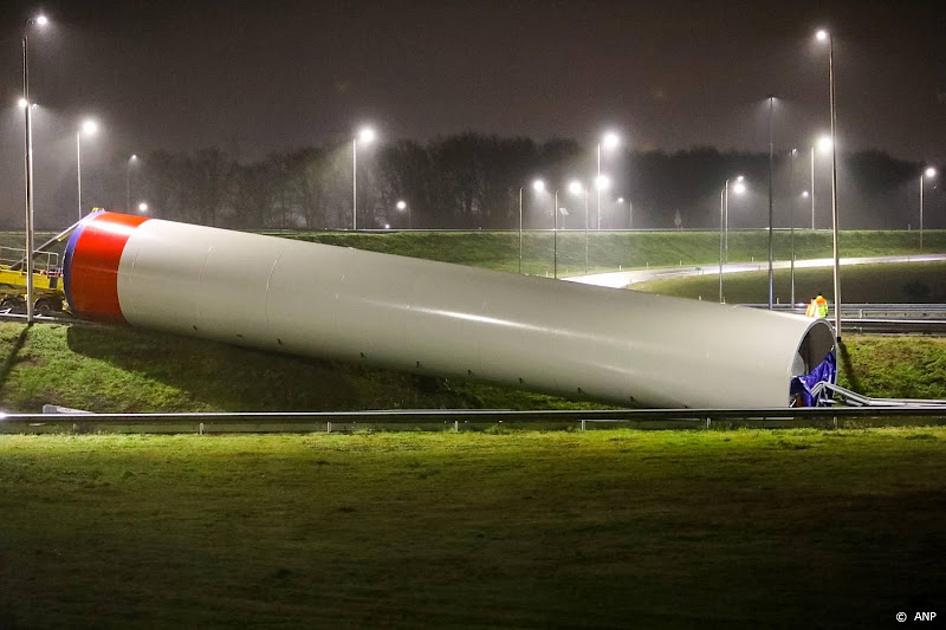 Snelweg bij Apeldoorn geblokkeerd door enorm onderdeel windmolen