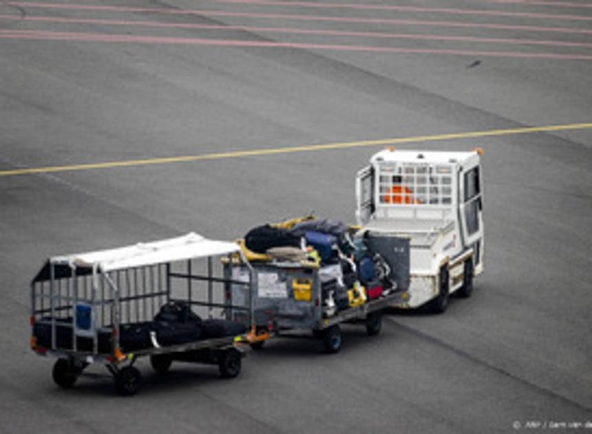 Vertraging en personeelstekort zorgen voor chaos met koffers op Schiphol