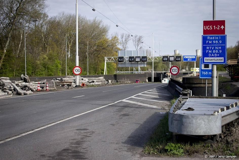 Auto tegen noodvangrail: Velsertunnel richting Velsen hele dag dicht