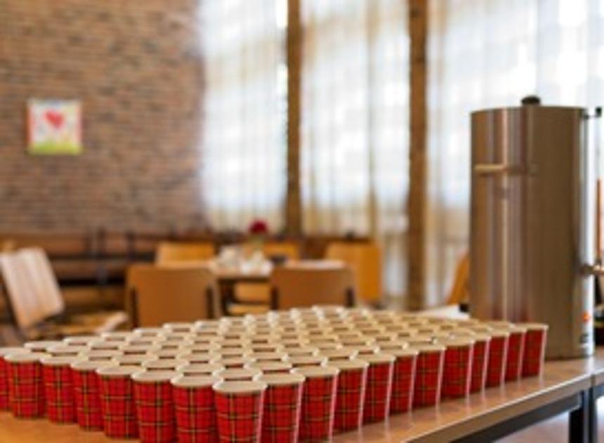 Van wegwerp koffiebekers op het station naar herbruikbare bekers