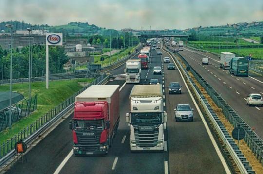 vrachtwagens op snelweg