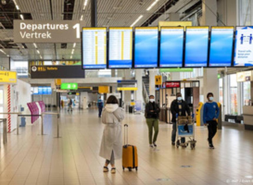 Aantal reizigers via Schiphol blijft ver onder pre-coronaniveau