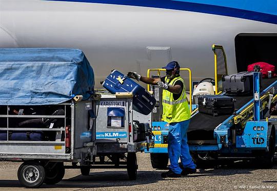 Inspectie grijpt in bij Schiphol vanwege te zwaar sjouwwerk bagageafhandelaren