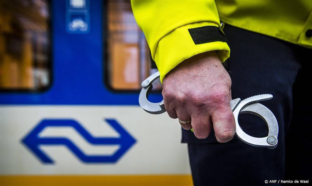 Vijf minderjarige verdachten betrokken bij vuurwapenmelding trein Schiphol