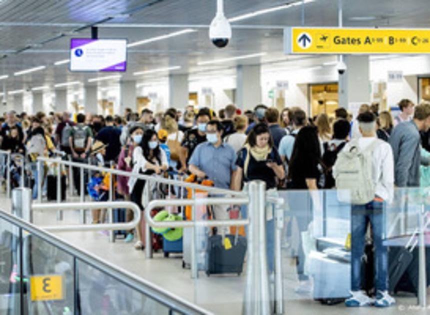 Lange rijen op Schiphol vanwege reizigers die te vroeg van huis vertrekken