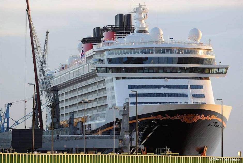 Cruiseschip Disney Dream op zondag 20 augustus in Rotterdam