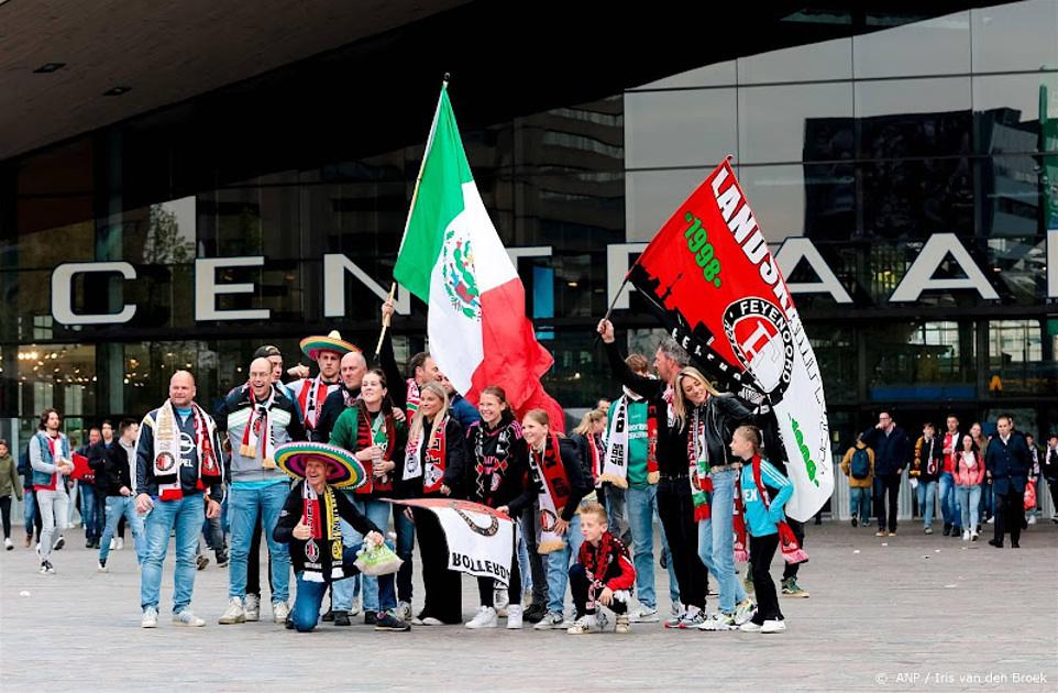 Feyenoord-fans stappen massaal in treinen richting Rotterdam voor huldiging 