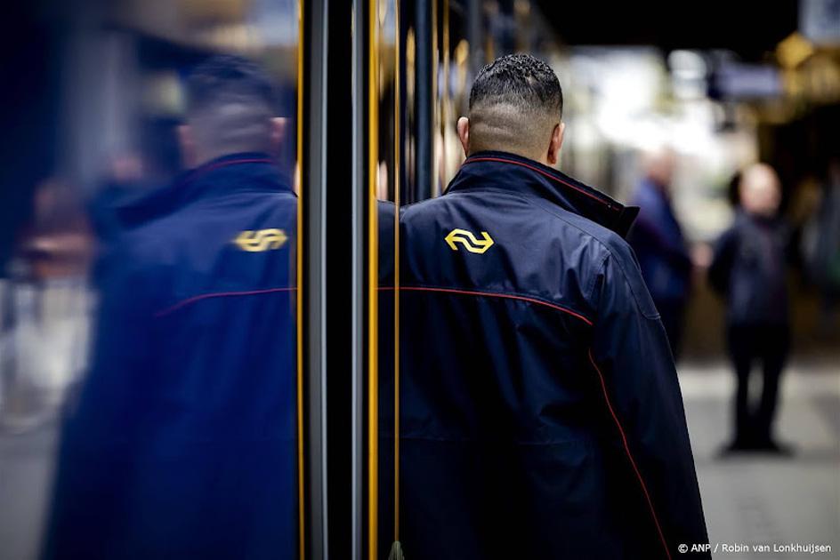 NS-personeel spreekt reizigers zaterdagavond toe tijdens actie