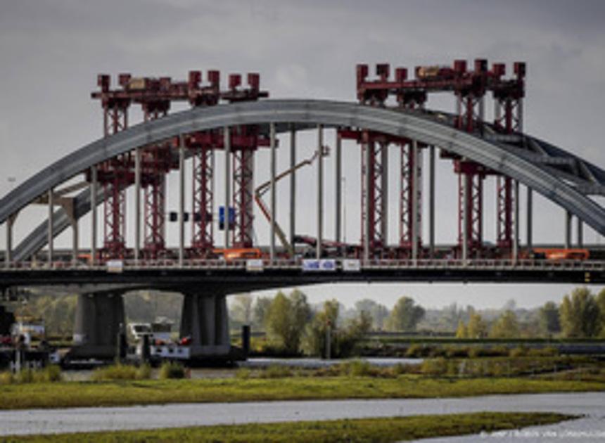 Boogbrug Vianen door sleepboten over de Lek vervoerd 