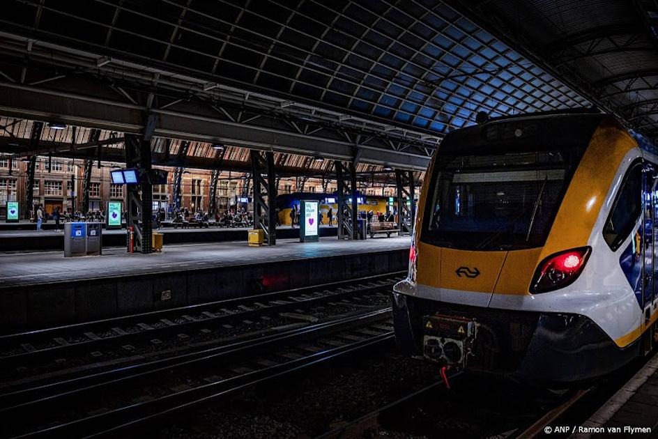 Amsterdam CS deels dicht geweest na steekpartij: verdachte gepakt