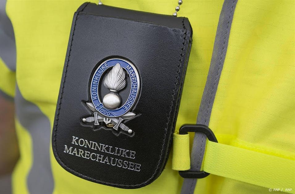 Marechaussee vindt 47 vreemdelingen in vrachtwagen in Hoek van Holland