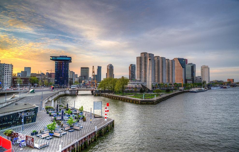 Brits vliegdekschip Prince of Wales vandaag in haven van Rotterdam