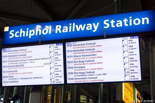 Door wisselstoring treinverkeer Schiphol bijna helemaal plat