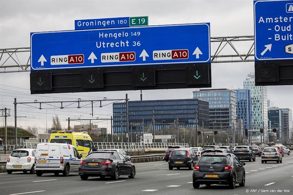 Hoofdrijbaan dicht na botsing twee touringcars en auto op A10