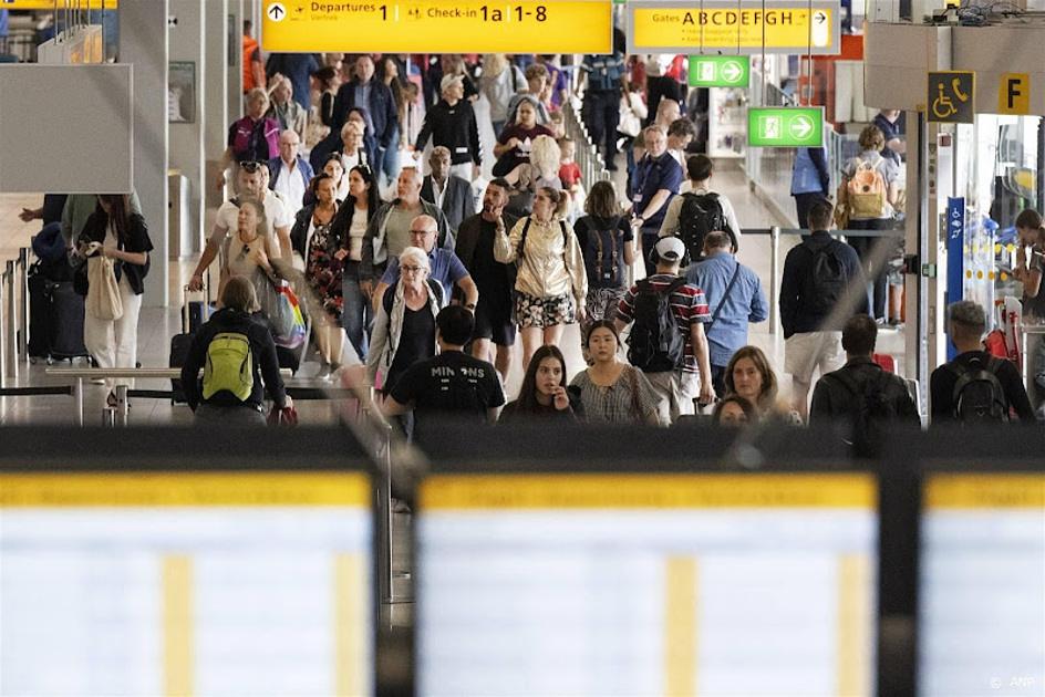Schiphol verwelkomt voor het eerst na corona zes miljoen reizigers in één maand