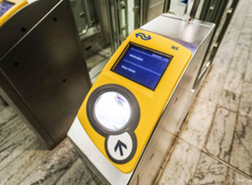 NS gaat contactloos inchecken met betaalpassen testen