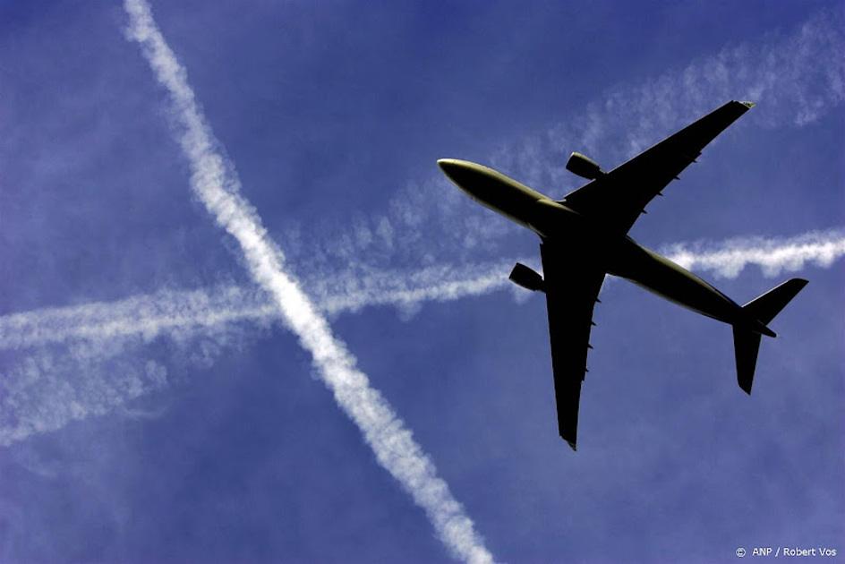 Groep van 24 grote werkgevers  wil met minder vliegen uitstoot verlagen