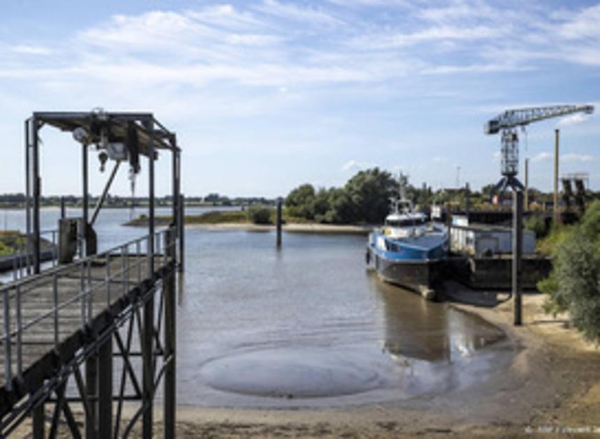 Rijn bereikt laagste waterstand ooit en zakt verder