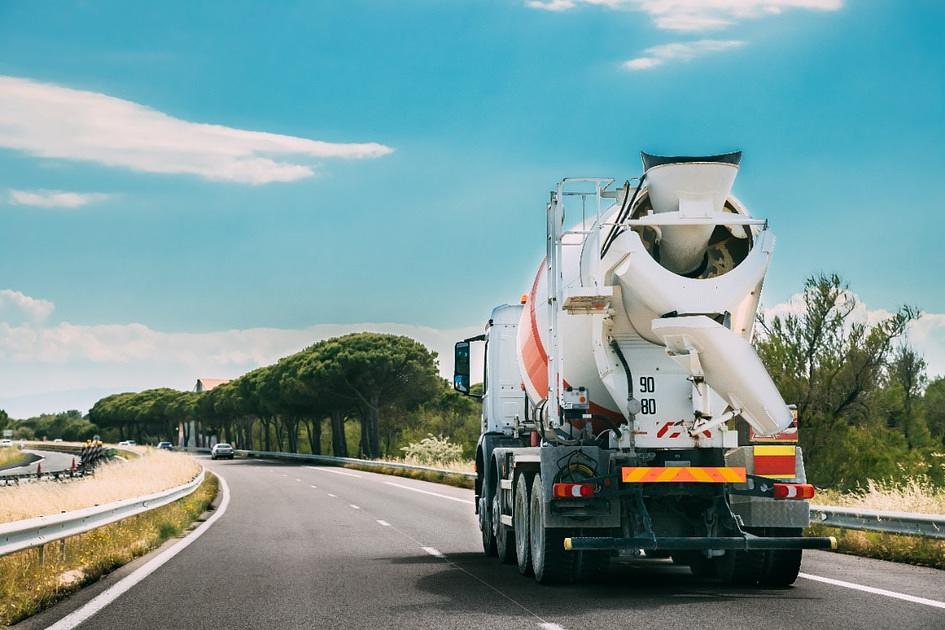 Gedeeltelijke afsluiting A2 door ongeluk met cementwagen