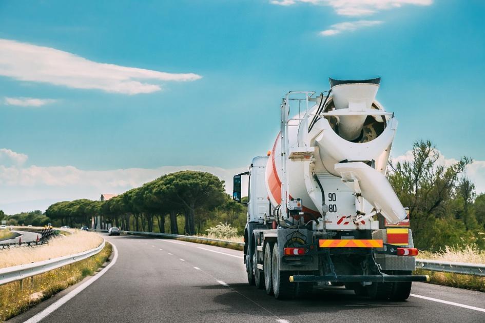 Gedeeltelijke afsluiting A2 door ongeluk met cementwagen 