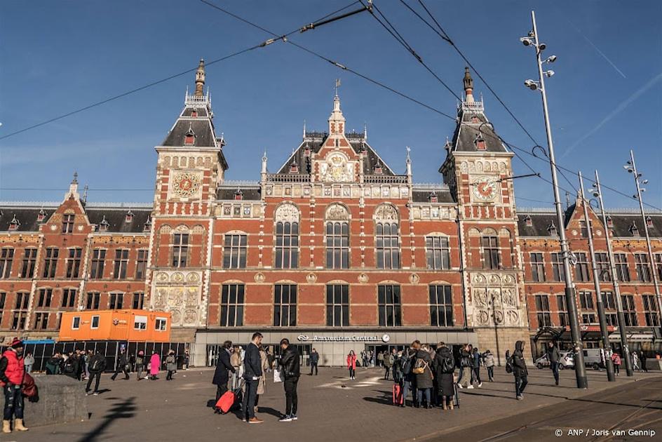 Centrumzijde westelijke reizigerstunnel Amsterdam Centraal vanaf vandaag dicht