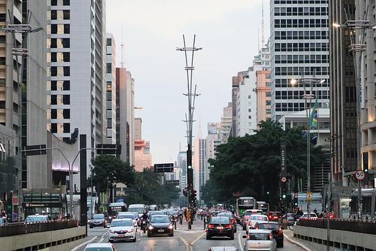 Verkeer in een stad bij daglicht