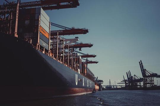 Containerschip in water