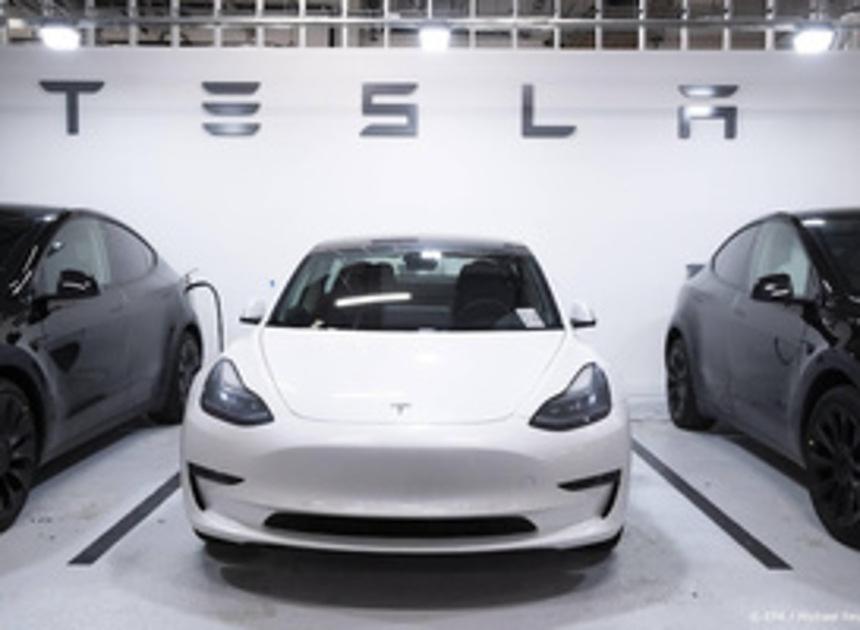 Tesla schakelt gamefunctie in auto's tijdens het rijden uit