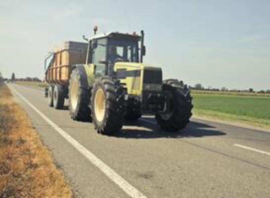 Trekker verliest oplader in Wormerveer, vrachtwagen strandt op kruispunt