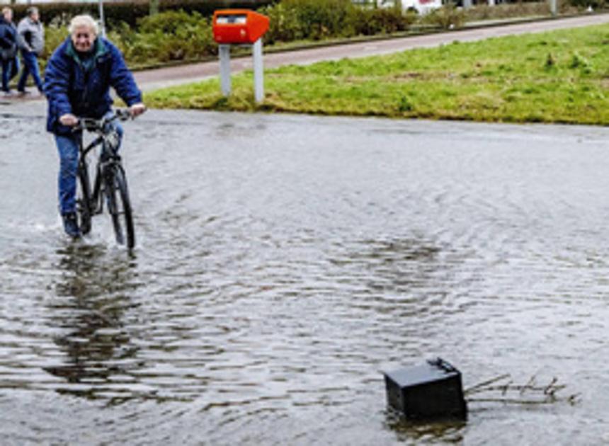 Fietspaden en lokale wegen in het noorden hebben last van wateroverlast 