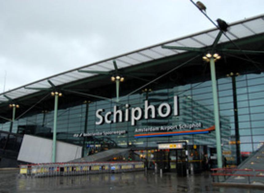 Schiphol sluit niet-essentiële winkels achter securitycontrole