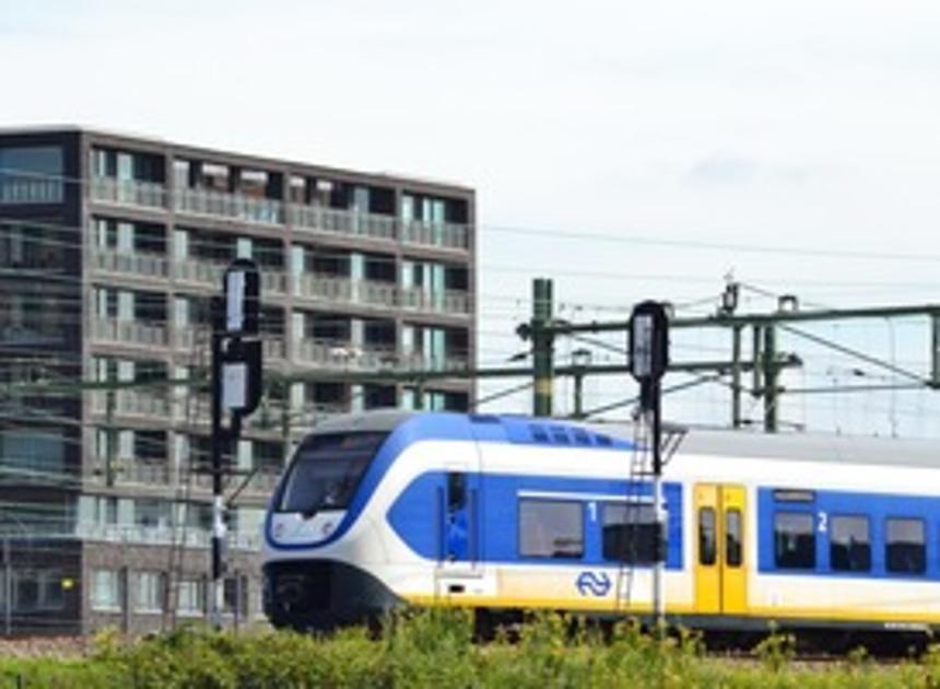 Sprinter botst met scooter op overweg in Hilversum