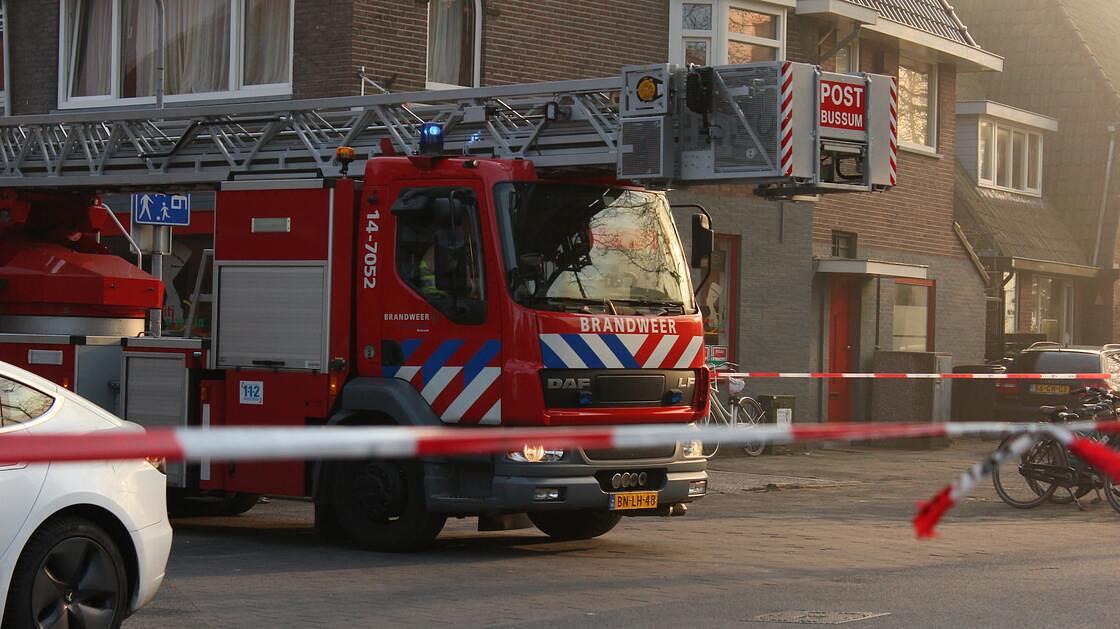 Brandweer haalt gewonde man van trailer vrachtwagen af