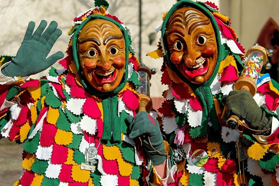 Veel reizigers op stations tijdens carnaval