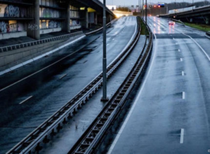 Vrachtwagen gekanteld bij Rotterdam, A20 nog urenlang afgesloten