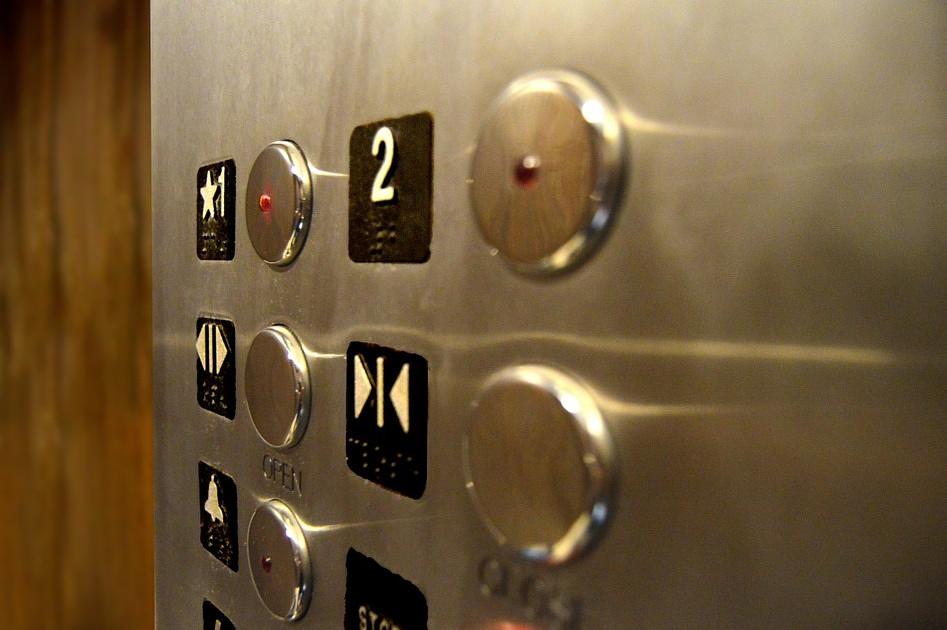 Opnieuw mensen vast in lift aan de Stationsweg in Meppel