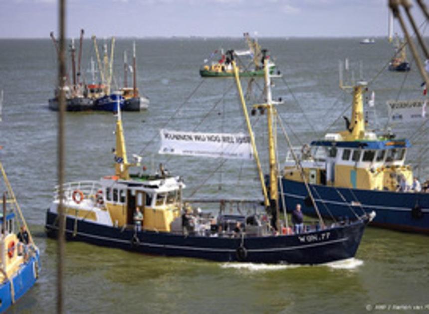 Vissers gaan met 'langzaamaan-actie' scheepvaartverkeer IJmuiden vertragen