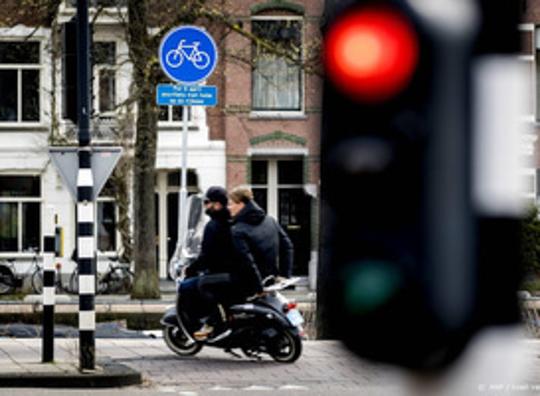 Snorfietser met blauw nummerbord moet helm dragen per 1 januari