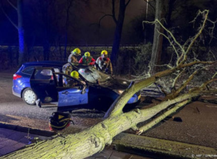 Auto in greppel beland door storm Dudley