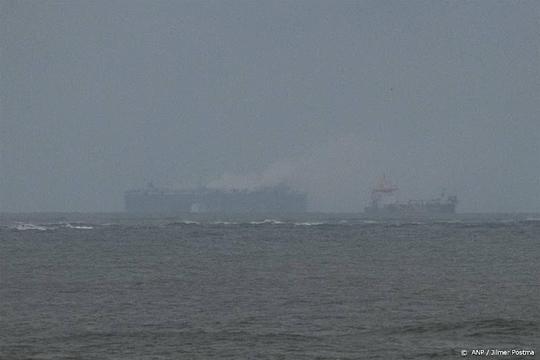 Brandend vrachtschip Fremantle Highway drijft naar noorden van Terschelling
