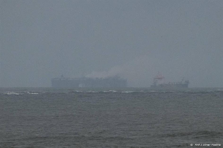 Brandend vrachtschip Fremantle Highway drijft naar noorden van Terschelling