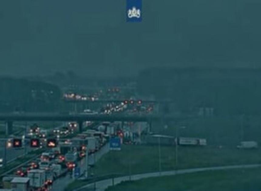 Bakwagen omgekiept op de A2 richting Den Bosch door zware windstoten