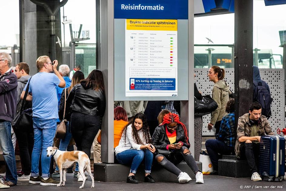 mensen op perron wachten