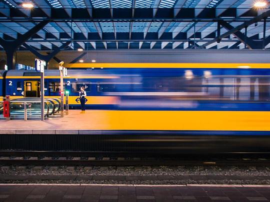 Minder treinen tussen Den Haag en Rotterdam door scheur in wissel 