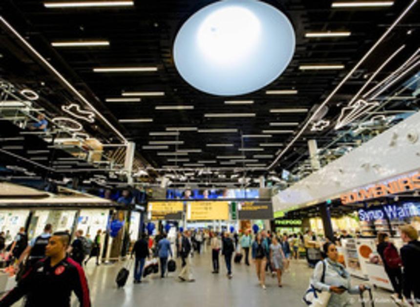 D66: niet-essentiële winkels op Schiphol moeten ook dicht